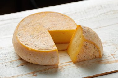 Tahta masadaki peynir.