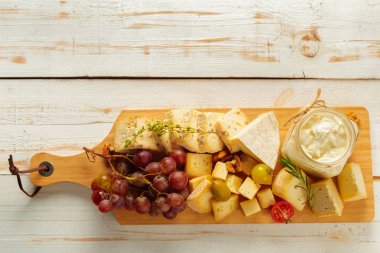 Tahta masadaki peynir.