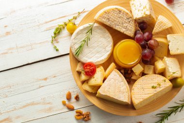 Tahta masadaki peynir.