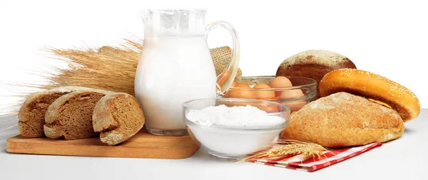 Brot Und Milch Auf Dem Tisch — Stockfoto