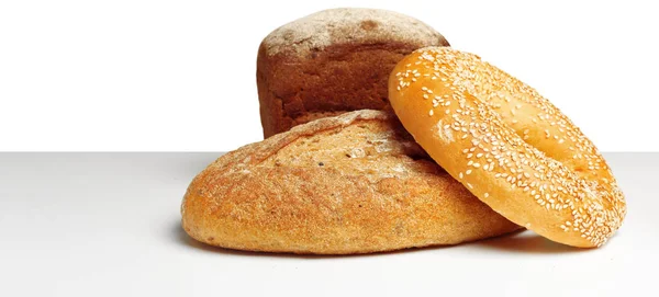 Beyaz Masa Üzerinde Taze Lezzetli Ekmek — Stok fotoğraf