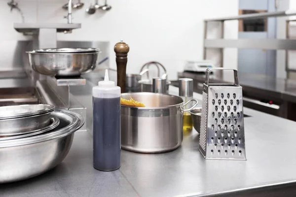 Metalen Gerechten Keuken Van Een Restaurant — Stockfoto