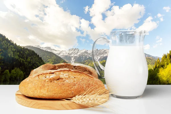 Bröd Och Mjölk Bordet — Stockfoto