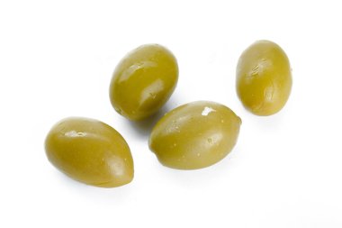 Beyaz arkaplanda yeşil zeytinler izole 