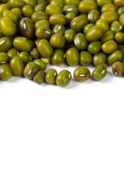 Mung fasulyeleri beyaz arkaplanda izole