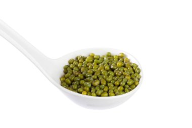 Mung fasulyeleri beyaz arkaplanda izole