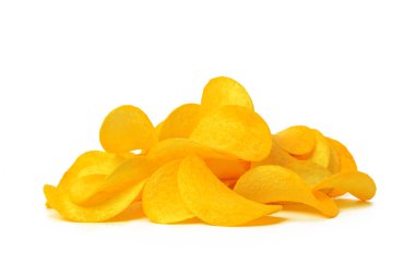 Beyaz arkaplanda izole edilmiş sarı patates cipsi 