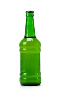 Beyaz arka planda bir şişe bira.