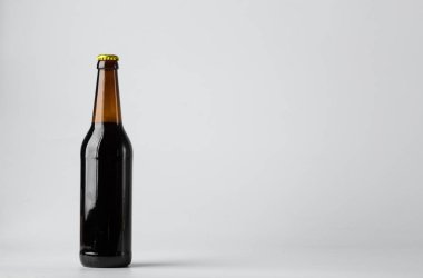 Beyaz arka planda bir şişe bira.