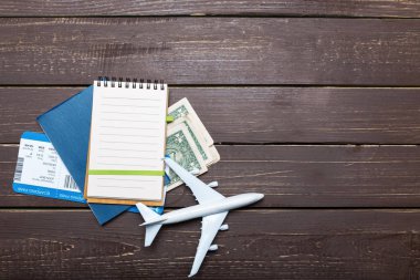 ahşap tablosundaki traveler nesnelerin yakın çekim