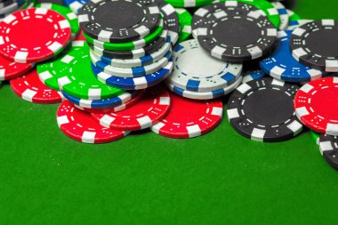 Yeşil masada poker fişleri