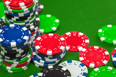 Yeşil masada poker fişleri