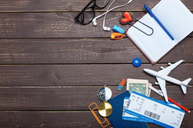 ahşap tablosundaki traveler nesnelerin yakın çekim