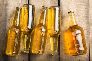 Bira şişeleri ahşap bir masa üzerinde .