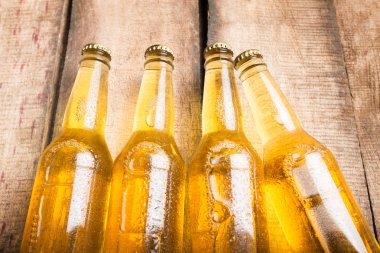 Bira şişeleri ahşap bir masa üzerinde .