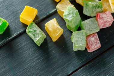 ahşap arka plan üzerinde geleneksel Doğu tatlılar 