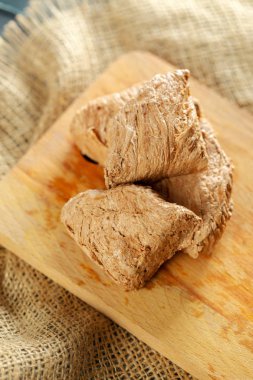 ahşap arka plan üzerinde geleneksel Doğu tatlılar 