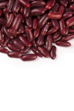 Beyaz zemin üzerinde kırmızı fasulyeler izole 