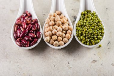 ahşap masa fasulyeli karışımı