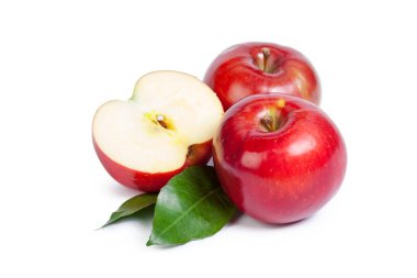 Beyaz arkaplanda kırmızı elmalar izole edilmiş