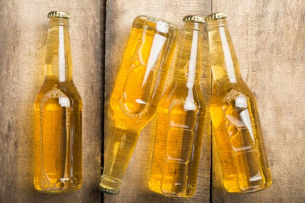 Пивные Бутылки Деревянном Столе — стоковое фото