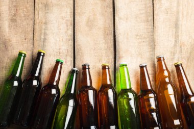 Bira şişeleri ahşap bir masa üzerinde .