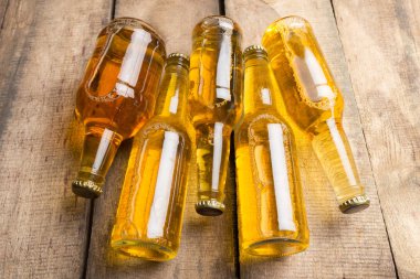 Bira şişeleri ahşap bir masa üzerinde .