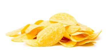 Beyaz arkaplanda izole edilmiş sarı patates cipsi 