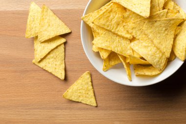 Tablo yakın çekim üzerinde lezzetli cips 