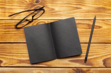 Mockup ahşap masa üzerinde siyah Paper