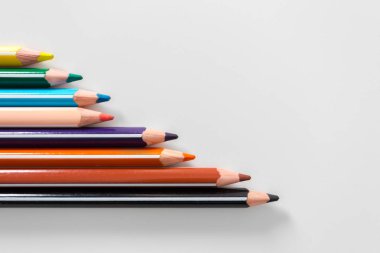 Beyaz arkaplanda izole edilmiş renkli kalemler 