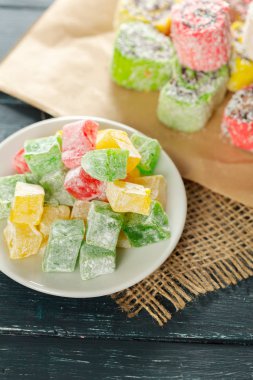 ahşap arka plan üzerinde geleneksel Doğu tatlılar 