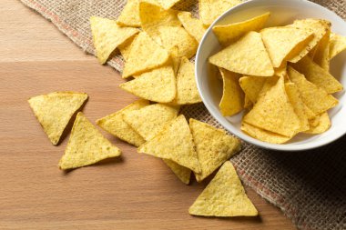 Tablo yakın çekim üzerinde lezzetli cips 