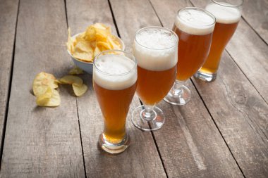 Ahşap arka planda cam bira