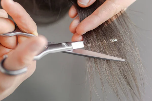 Mulher Faz Corte Cabelo Fundo Close — Fotografia de Stock