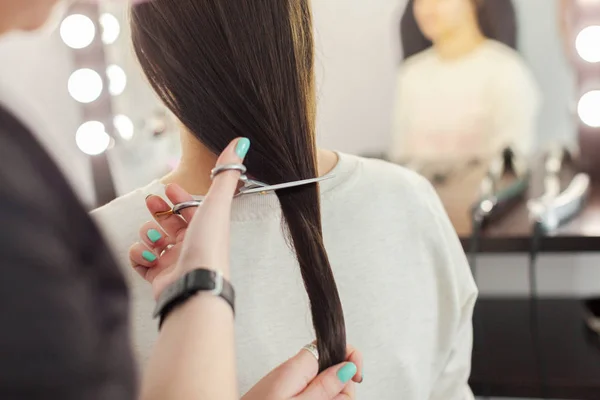 Mujer Hace Corte Pelo — Foto de Stock