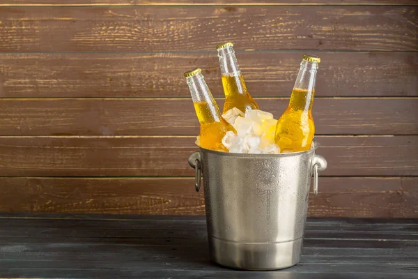 Bira Şişeleri Ile Buz Kovası Yakın Çekim — Stok fotoğraf