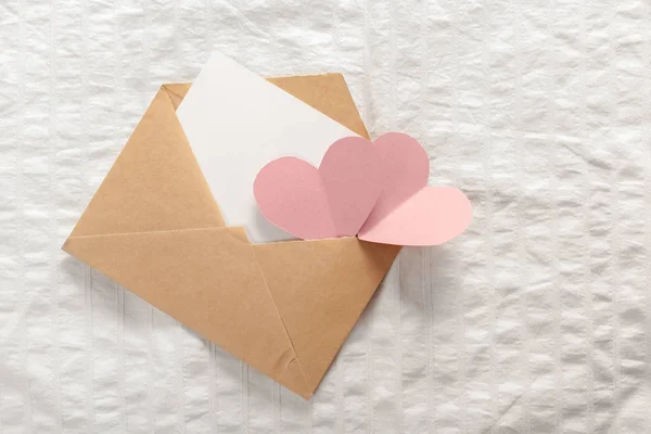 Κοντινό Πλάνο Της Καρδιές Χαρτί Στην Επιστολή — Φωτογραφία Αρχείου