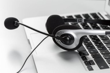 Merkezi Destek kavramı ara. klavye bilgisayar dizüstü bilgisayarda kulaklık