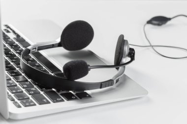 Merkezi Destek kavramı ara. klavye bilgisayar dizüstü bilgisayarda kulaklık