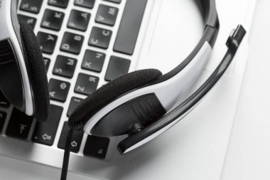 Merkezi Destek kavramı ara. klavye bilgisayar dizüstü bilgisayarda kulaklık