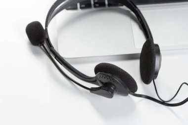 Merkezi Destek kavramı ara. klavye bilgisayar dizüstü bilgisayarda kulaklık