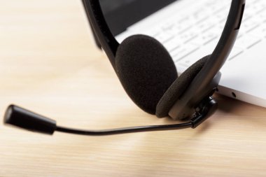 klavye bilgisayar dizüstü bilgisayarda kulaklık