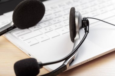 klavye bilgisayar dizüstü bilgisayarda kulaklık