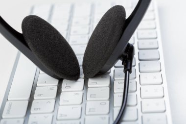 klavye bilgisayar dizüstü bilgisayarda kulaklık