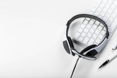 klavye bilgisayar dizüstü bilgisayarda kulaklık