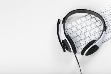 klavye bilgisayar dizüstü bilgisayarda kulaklık