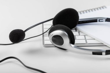 klavye bilgisayar dizüstü bilgisayarda kulaklık