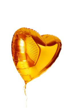Altın büyük kalp metalik balon üzerinde beyaz izole