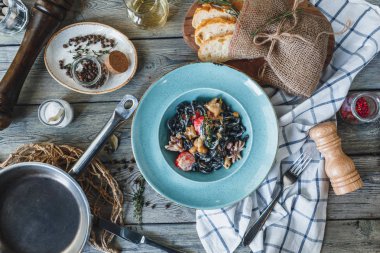 Siyah makarna karides ile